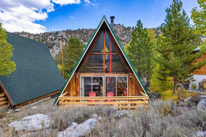 Four Seasons Cabin 1 with enchanting forest views