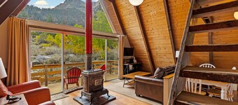 Four Seasons Cabin 1 with enchanting forest views