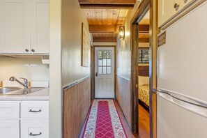 Interior - Four Seasons Cabin 3 with Sierra views (June Lake)