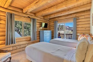 3 bedrooms, WiFi, bed sheets - The Village Log Home (June Lake)