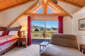 3 bedrooms, WiFi, bed sheets - The Village Log Home (June Lake)