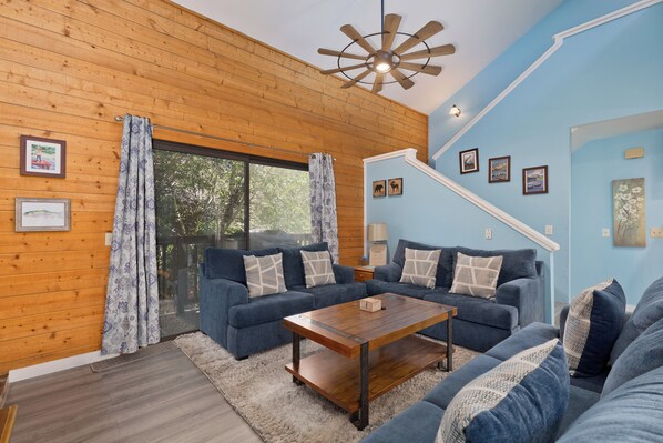 Flat-screen TV - Sierra Suns 2, townhome in June Lake Village (June Lake)