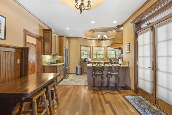 Fridge, microwave, oven, stovetop - The Village Victorian (June Lake)