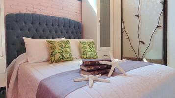 Deluxe Loft (Josefa Ortiz) | Down duvets, minibar, individually decorated, individually furnished