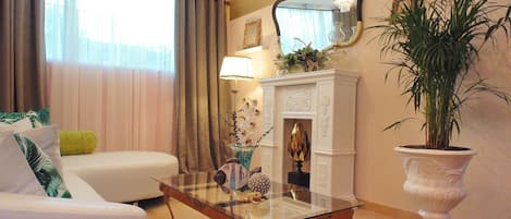 2 habitaciones, cubrecamas, minibar y decoración personalizada