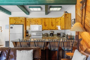 Fridge, microwave, oven, stovetop - Sierra Suns 9, a townhome steps from the marina (June Lake)