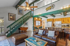 TV - Sierra Suns 9, a townhome steps from the marina (June Lake)