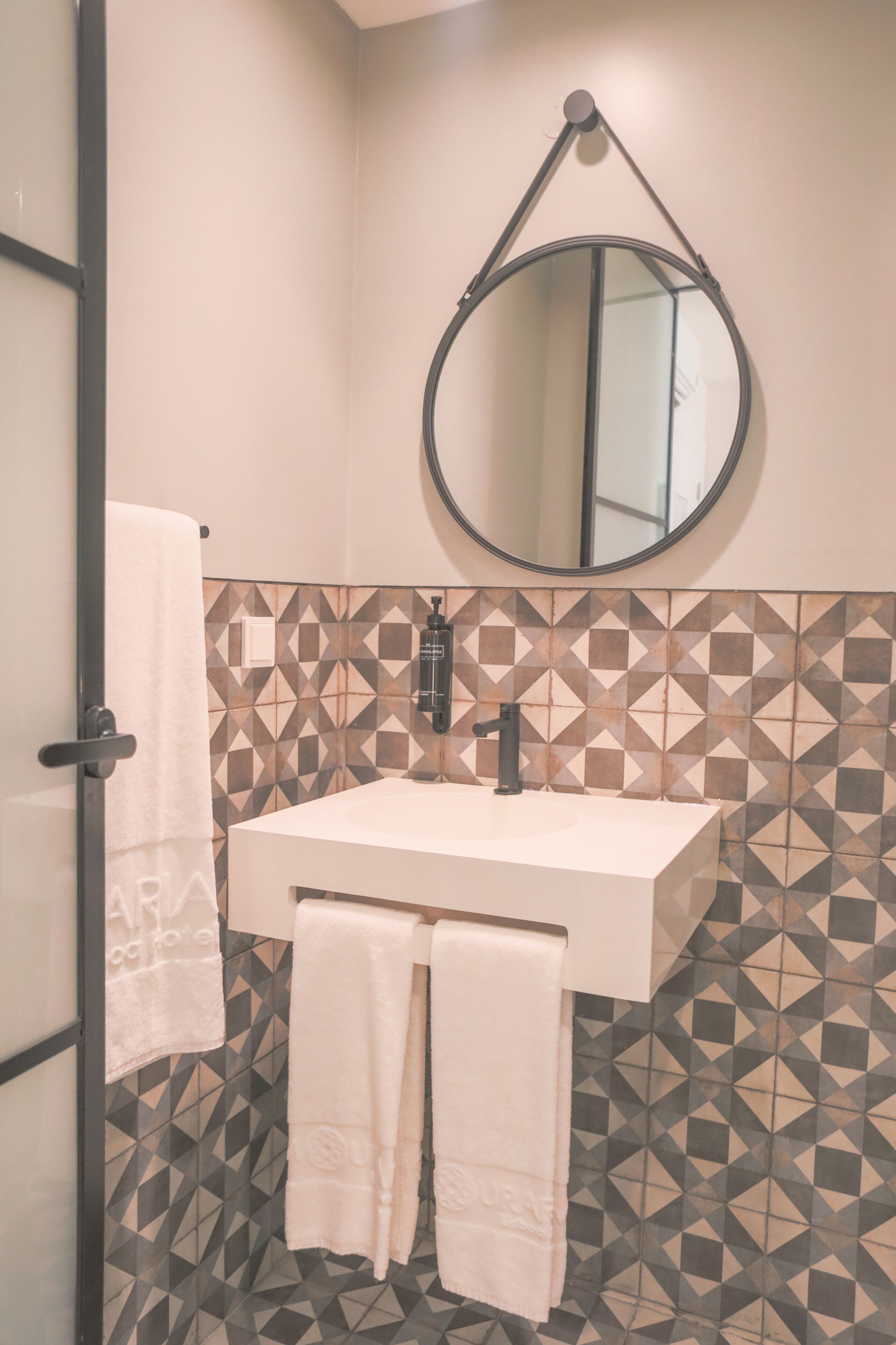 superior double room | bathroom | towels, shampoo