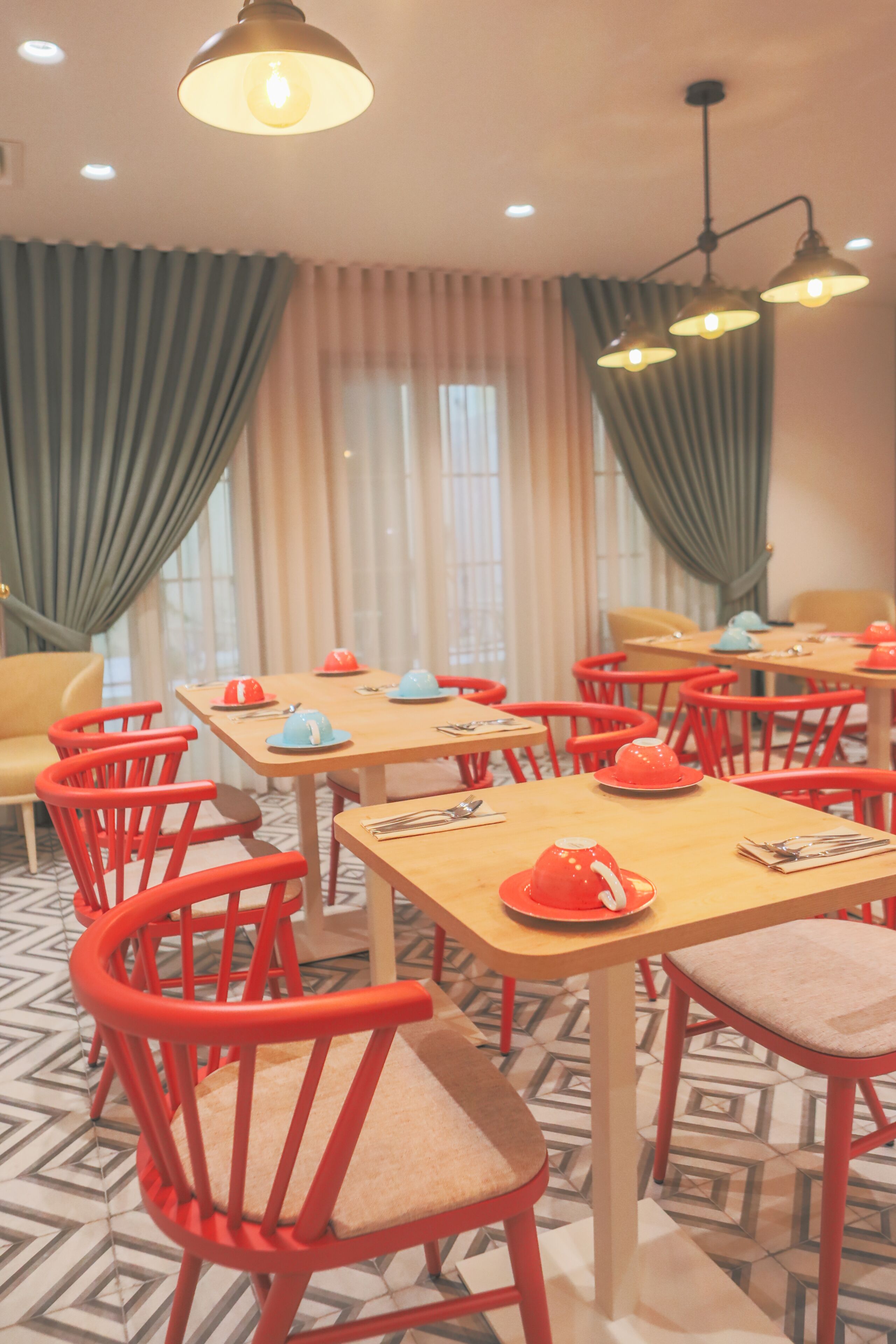 free daily self-service breakfast