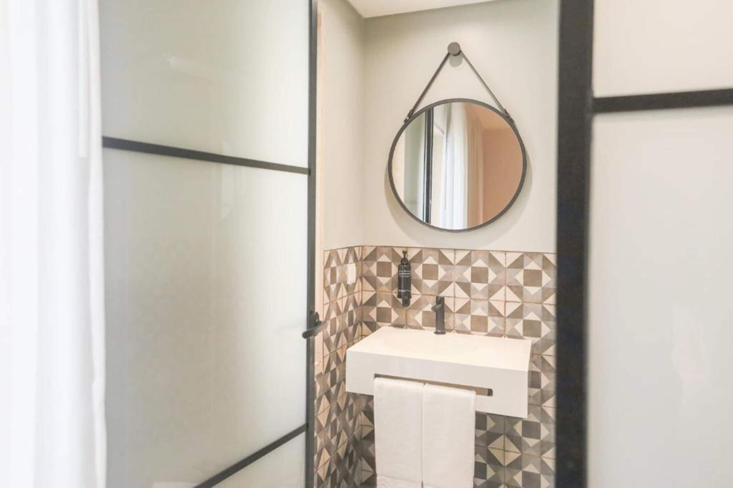 city double room, city view | bathroom | towels, shampoo