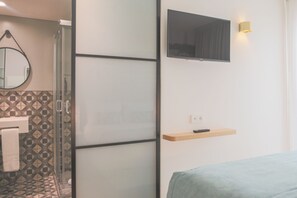 Kamar Double | Kamar mandi | Handuk dan sampo
