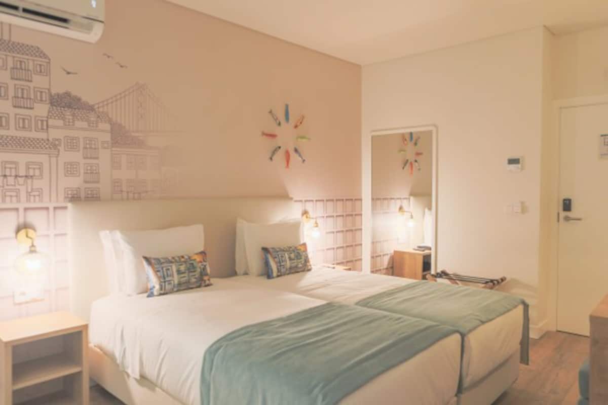 Un dormitorio con una cama grande, mesitas de noche, un espejo y un mural en la pared.