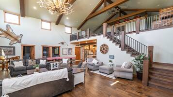 Smart-tv, eldstad, ett bordtennisbord och en stereo