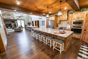 ثلاجة، ميكروويف، فرن، موقد طهي مسطح