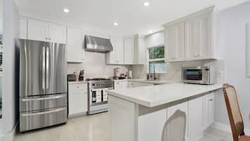 Een koelkast, een microgolfoven, een oven, een kookplaat