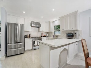 Refrigerador, microondas, horno y parrilla de estufa 