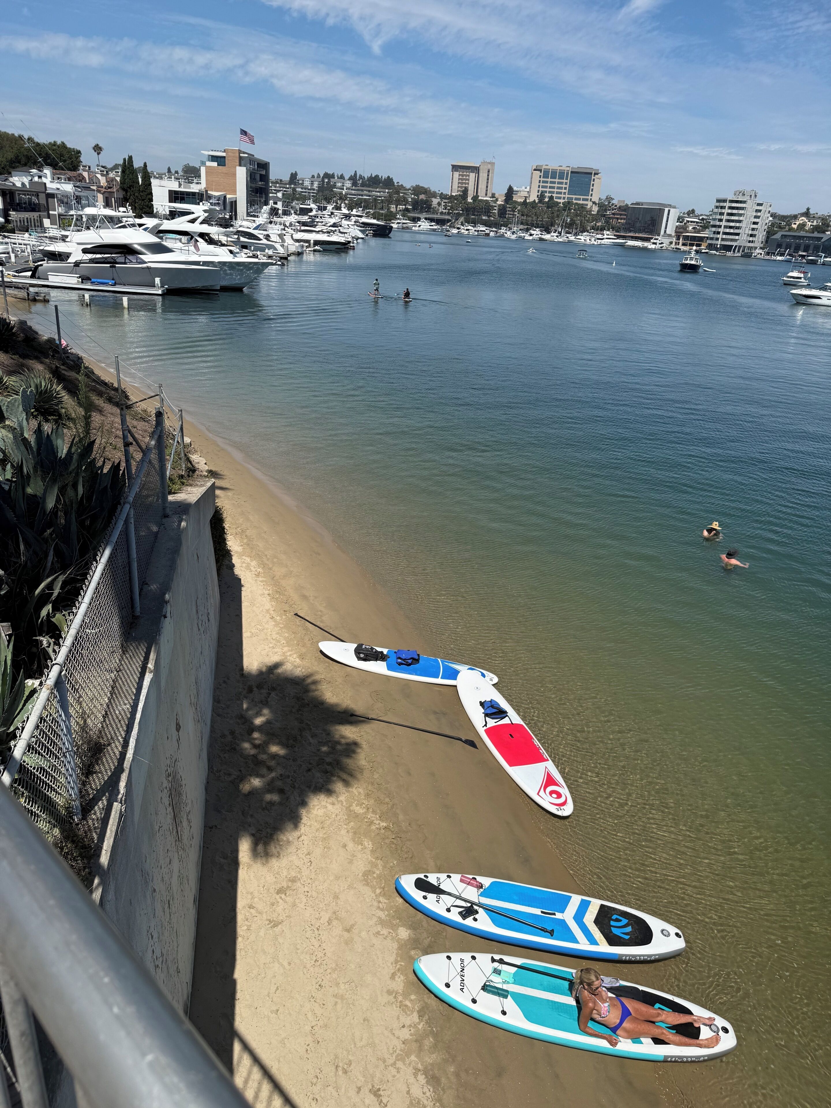 Un port de plaisance avec des bateaux et une plage.