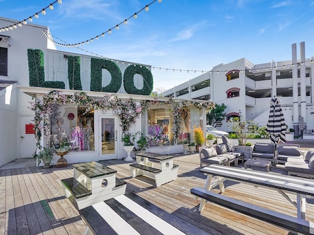 Outdoor dining. New Port Beach -Lido Isle-Beach vacation at its best!!