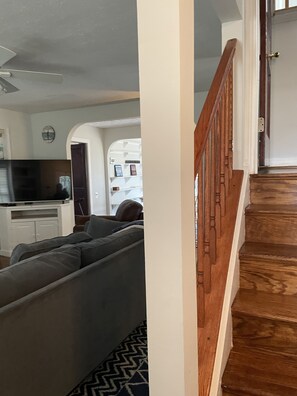 Televisor intel·ligent i llibres 