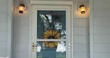 Reelin&Relaxin Spacious Farmhouse Reedville, VA Sleeps 8: 3 Bdrm 2 full bathroom