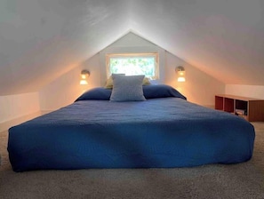 3 slaapkamers, een bureau, een strijkplank/strijkijzer, reisbedje
