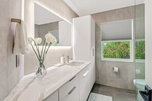 Shower, hair dryer, bidet, towels