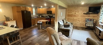 UP Riverfront Cabin with rustic charm & modern amenities. Great for families! 