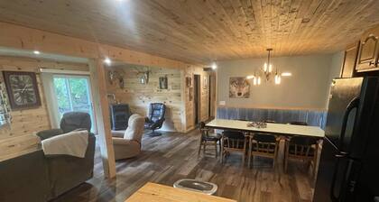 UP Riverfront Cabin with rustic charm & modern amenities. Great for families!