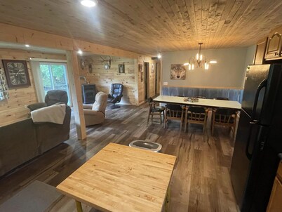 UP Riverfront Cabin with rustic charm & modern amenities. Great for families! 