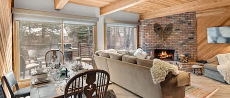 TV, fireplace