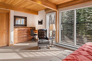 3 bedrooms, desk, iron/ironing board, free WiFi