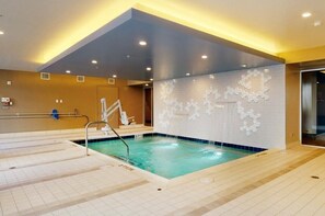 Una piscina techada, una piscina al aire libre