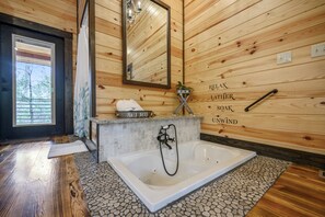Dusche, Whirlpool, Haartrockner, Handtücher