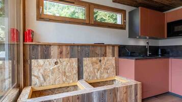 Kühlschrank, Mikrowelle, Herdplatte, Geschirrspüler