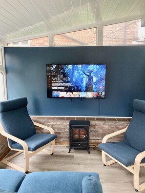 Perhehuoneisto, kylpyhuone makuuhuoneen yhteydessä, näköala puutarhaan | Lounge