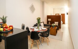 Executive Room | Premium bedding, down comforters, laptop workspace, iron/ironing board - Zimmer Suites (Aguascalientes)