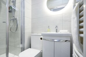 Dusche, Handtücher, Toilettenpapier