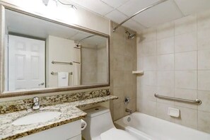 Combined shower/tub, hair dryer, towels, shampoo - It's a Shore Thing (Galveston)