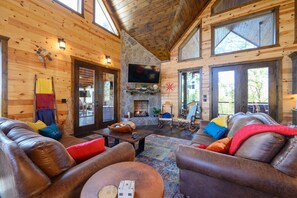 Smart TV, fireplace, video games, table tennis - Perfect Peace - 4 Kg Suites, Bunk/Game House, Kid's Play Platform (Broken Bow)