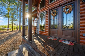 Exterior detail - Perfect Peace - 4 Kg Suites, Bunk/Game House, Kid's Play Platform (Broken Bow)