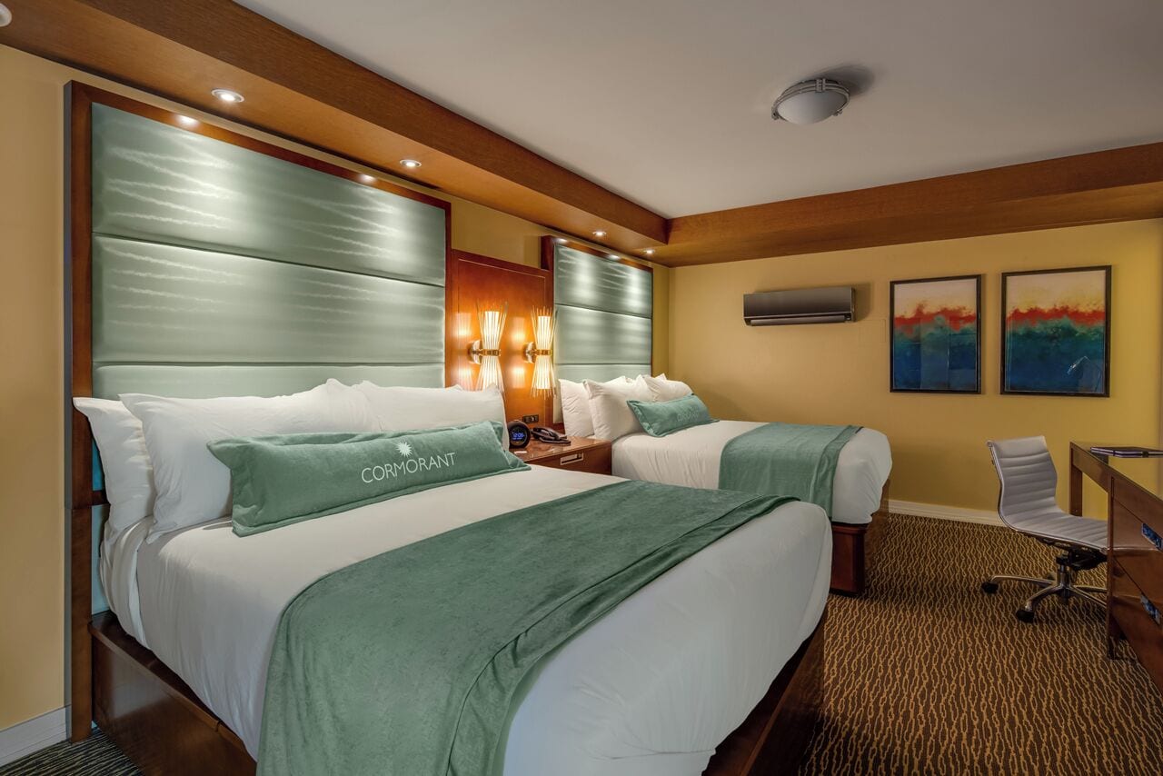 Suite, 1 Bedroom, Accessible (Two Queen) | Bar mini, peti besi dalam bilik, langsir/tirai gelap terus 