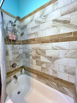Ensemble douche/baignoire, sèche-cheveux, serviettes fournies