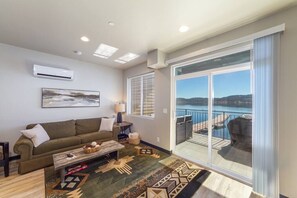 TV - Wonderful Triplex Unit With Spectacular Lake View! (Valley)
