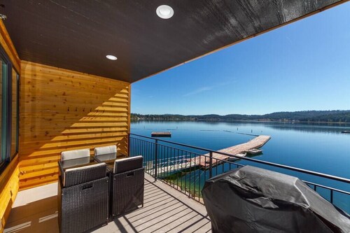 Wonderful Triplex Unit With Spectacular Lake View!