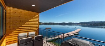 Wonderful Triplex Unit With Spectacular Lake View!