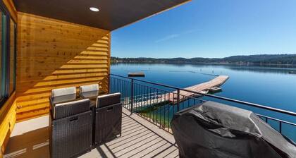 Wonderful Triplex Unit With Spectacular Lake View!