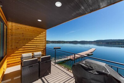 Wonderful Triplex Unit With Spectacular Lake View!