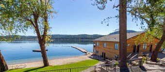 Wonderful Triplex Unit With Spectacular Lake View!