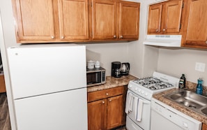 Oven - Inviting Weekend Getaway in Clayton With Pool (St. Louis)