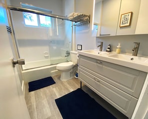 Combined shower/bathtub, hair dryer, towels, soap - Dip, Dine & Unwind by the Water - Tarpon Harbor 2 (Fort Lauderdale)